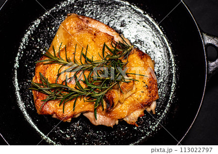 スキレットで焼いたチキンソテー スキレットで焼いたチキンソテー 113022797