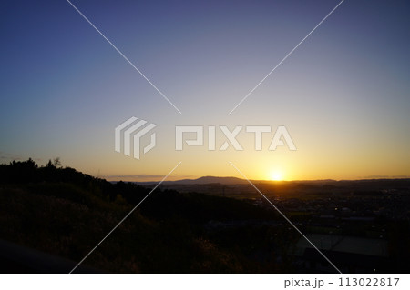 秋の夕暮れ・雲のない快晴の日没 113022817