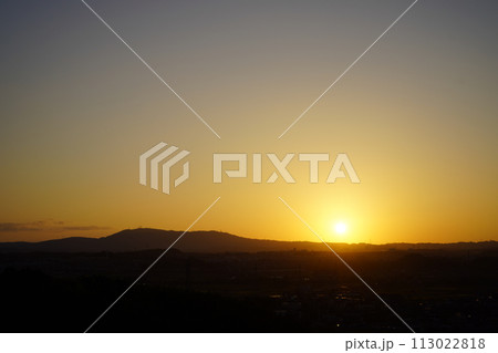 秋の夕暮れ・雲のない快晴の日没 秋の夕暮れ・雲のない快晴の日没 113022818