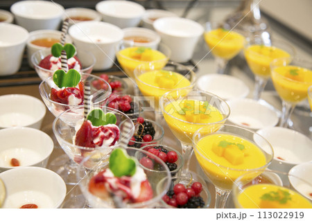 グラスにのったおいしいパフェのデザート グラスにのったおいしいパフェのデザート 113022919