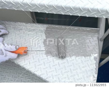 鉄骨階段の中塗り塗装 113022955