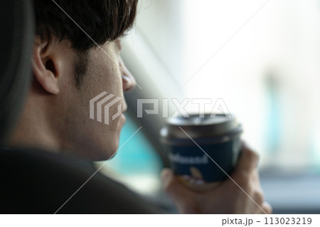 車内でコーヒーを飲む男性 車内でコーヒーを飲む男性 113023219