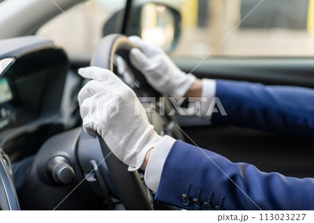 ドライバー　ミドル男性　手元 113023227