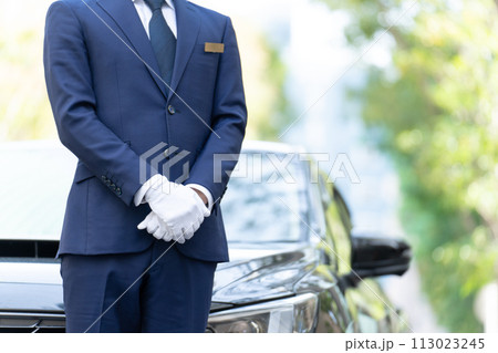 ドライバー　ミドル男性　手元 113023245