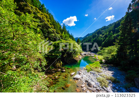 夏の高知県で見た、安居渓谷近くの仁淀ブルーと青空 113023325