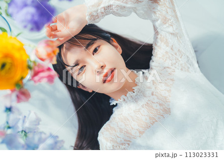 花と若い女性　　 113023331