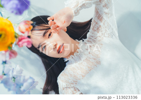花と若い女性　　 113023336