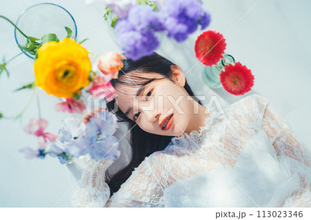花と若い女性　　 113023346