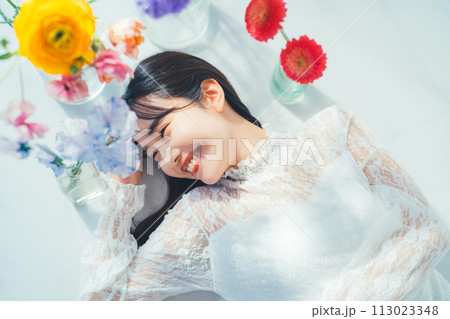 花と若い女性　　 113023348