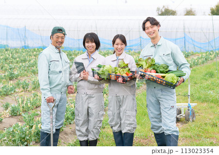 笑顔で視線を向ける農家のシニア男性と若者たち 113023354
