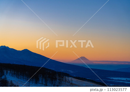 【マジックアワー】マジックアワーの八ヶ岳と富士山【長野県】 【マジックアワー】マジックアワーの八ヶ岳と富士山【長野県】 113023577