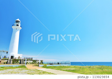 青森県　青空の尻屋崎灯台 113023654