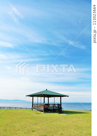 青森県　青空の津軽海峡と公園 113023664