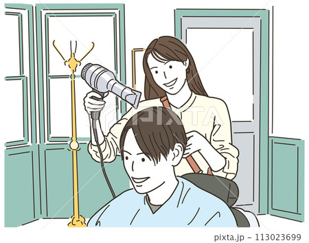 男性客の髪をドライヤーで乾かす女性美容師 113023699