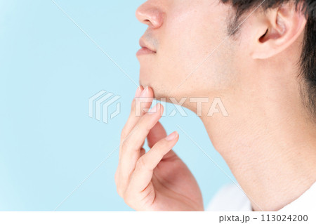 ミドル男性 ヒゲ ビューティー 横向き ミドル男性 ヒゲ ビューティー 横向き 113024200