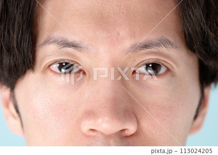 ミドル男性　目元　アップ 113024205