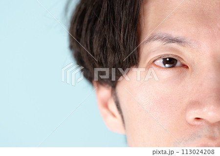 ミドル男性　目元　アップ 113024208
