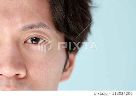 ミドル男性 目元 アップ ミドル男性 目元 アップ 113024209