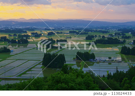 朝焼け空と奥羽山脈を背景にした花巻市円万寺観音堂からの散居村俯瞰風景　Ver2 113024433