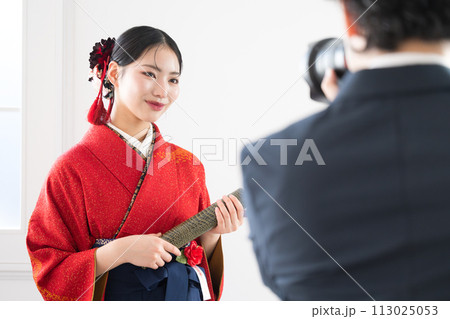 成人式や卒業式の前撮りなどの撮影をする出張イベントカメラマン	 113025053