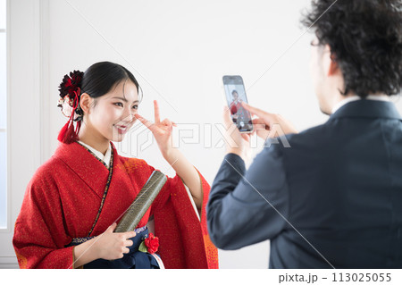 卒業式にスマホで記念撮影をする父親と娘 卒業おめでとう 卒業式にスマホで記念撮影をする父親と娘 卒業おめでとう 113025055