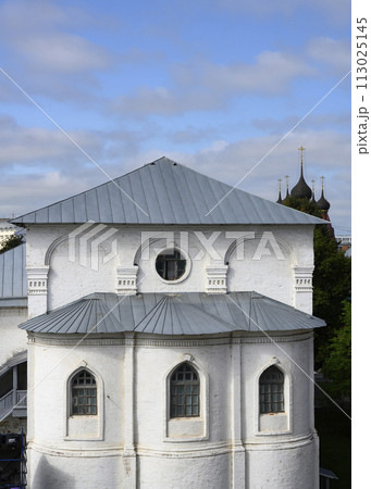 White walls of a medieval Transfiguration Cathedral of the 17th century in Yaroslavl, Russia 113025145