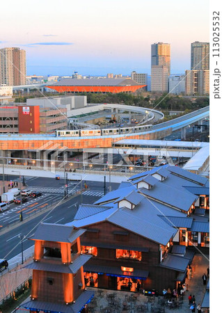 夕暮れの豊洲新市場とゆりかもめ 夕暮れの豊洲新市場とゆりかもめ 113025532