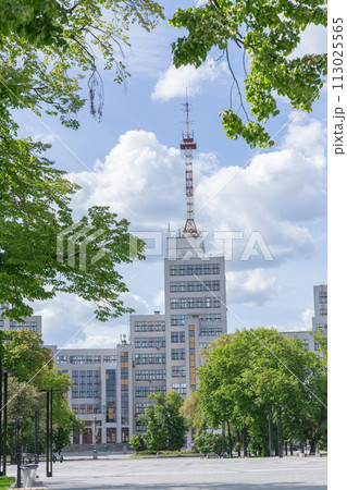 【ウクライナ】ハルキウ、閑散とした自由広場の奥にそびえ立つソ連時代に建設された高層ビル 113025565