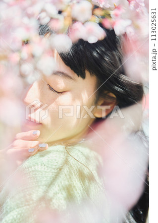 桜と美しい女性のポートレート 113025631