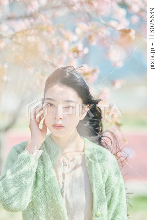 桜と美しい女性のポートレート 桜と美しい女性のポートレート 113025639