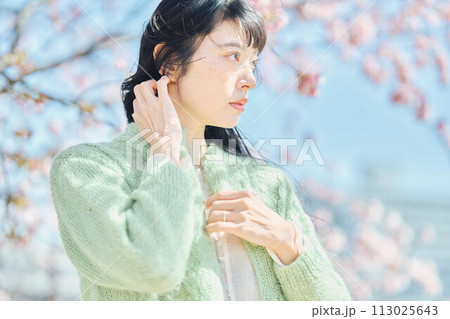 桜と美しい女性のポートレート 113025643