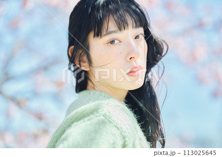 桜と美しい女性のポートレート 113025645
