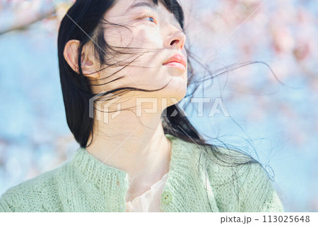桜と美しい女性のポートレート 113025648