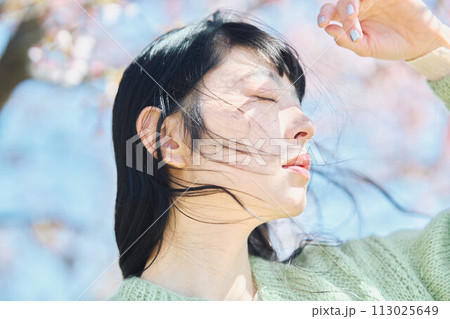 桜と美しい女性のポートレート 113025649