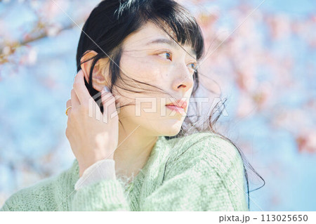 桜と美しい女性のポートレート 113025650