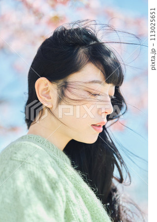 桜と美しい女性のポートレート 113025651