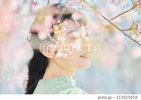 桜と美しい女性のポートレート 113025658