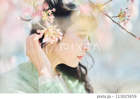 桜と美しい女性のポートレート 113025659