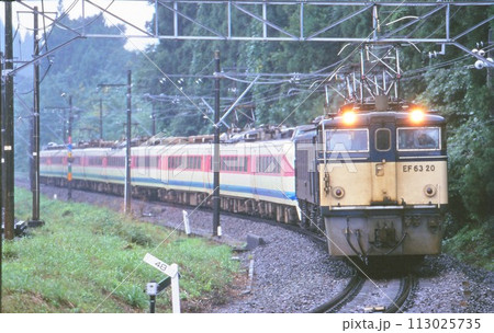 碓氷峠を下って来た特急白山号とEF63形電気機関車 113025735