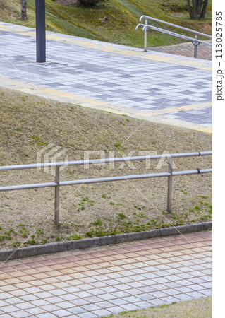 公園の通路や階段の風景 鳥取県 布勢運動公園 113025785
