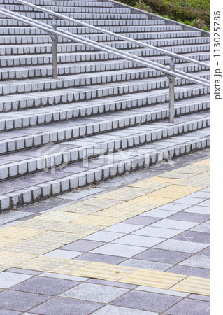 公園の通路や階段の風景 鳥取県 布勢運動公園 113025786