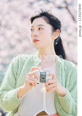 桜の写真を撮る女性 113025949
