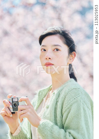 桜の写真を撮る女性 113025953