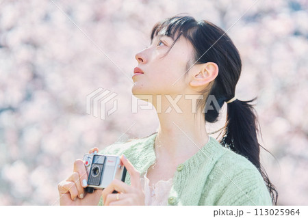 桜の写真を撮る女性 桜の写真を撮る女性 113025964
