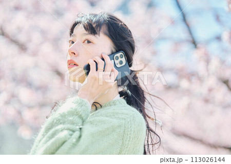 桜の下スマホで通話する女性 桜の下スマホで通話する女性 113026144