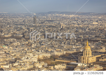 パリを一望　モンパルナスタワーからの景色 アンヴァリッドと凱旋門 113026208