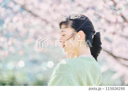 桜の中で音楽を聴く女性 桜の中で音楽を聴く女性 113026298