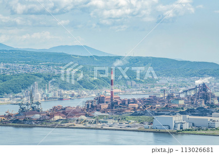 北海道室蘭市　白煙を上げ営業運転中の製鉄所 113026681