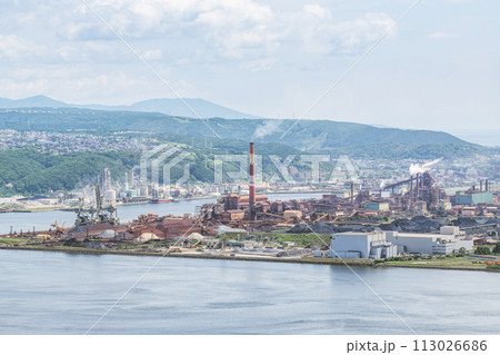北海道室蘭市　白煙を上げ営業運転中の製鉄所 113026686