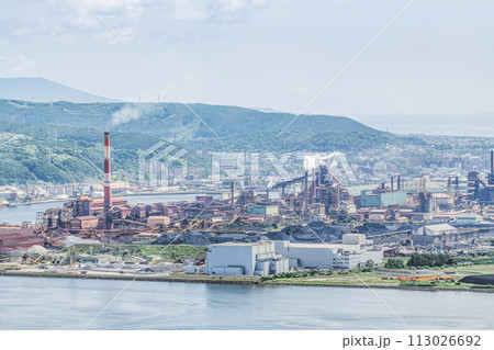 北海道室蘭市　白煙を上げ営業運転中の製鉄所 113026692